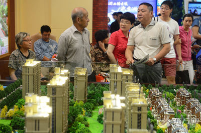 假日樓市房展會(huì)開幕 樓市新政提升看房購房熱情_新華網(wǎng)上海頻道_圖片